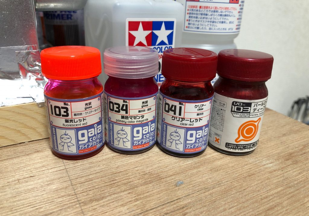 装甲の真紅はガイアカラーのパールローズディープレッドとクリアーレッドを混ぜています。普段は缶スプレー塗装がメインですが、今回は結構な量をエアブラシで塗りました^ ^