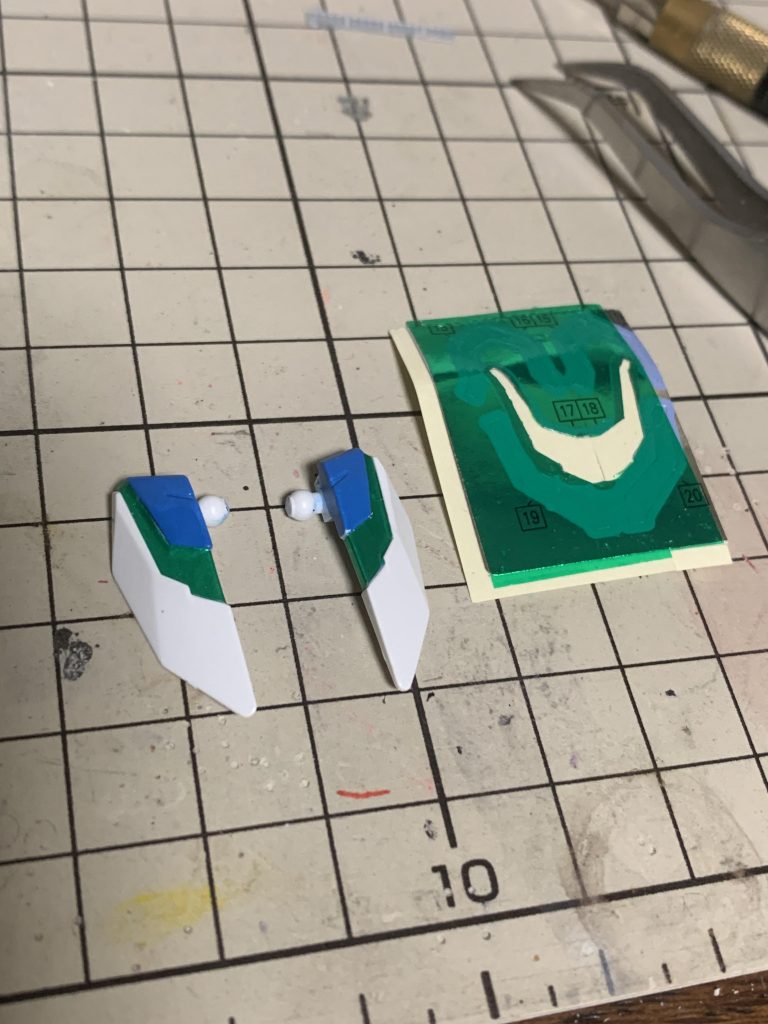 サイコフレーム再現。シルバー塗装したX魔王の付属シールの上からクリアグリーンのシートを貼り付けて切り出し。両脚にもシート貼り付けて切り出し、サイコフレーム再現しました。