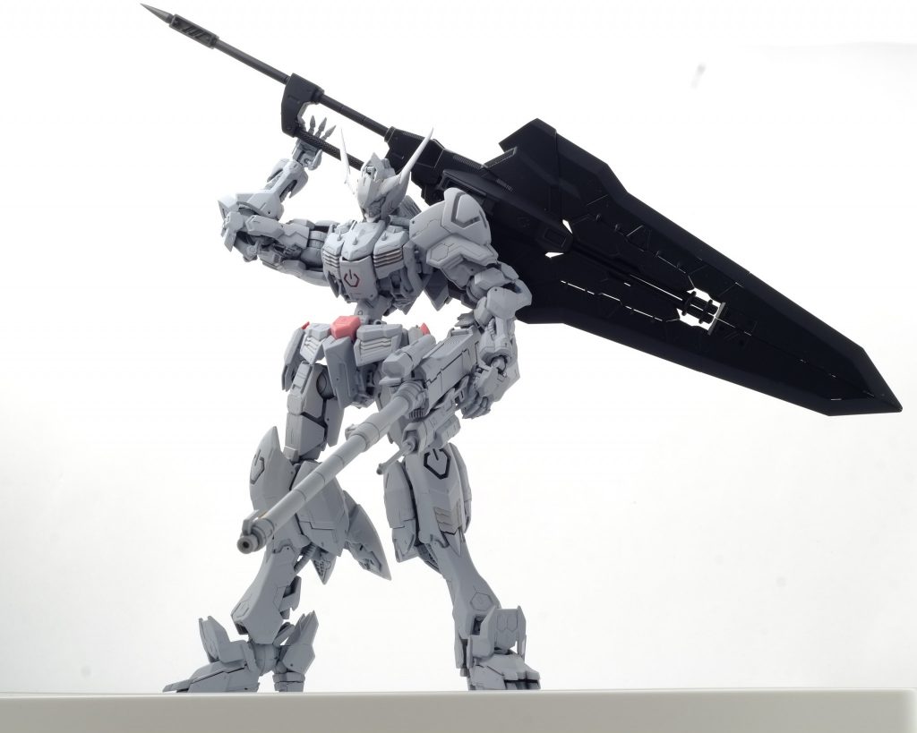 サフ画像。金属部には黒サフ。赤部にはピンクサフを使い分けました。