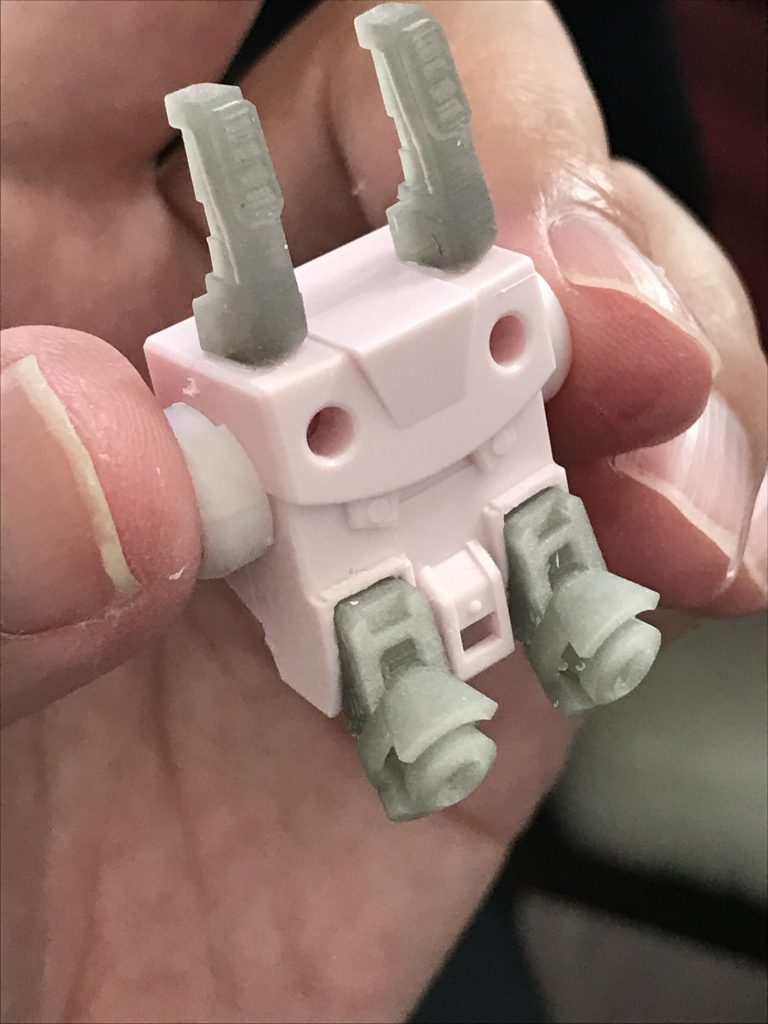 マークIIのバックパックのデザインが捨て難くて、3Dプリンターでそれらしいパーツを作って取り付けました。ファンシーなデザインをころす事になるのでもったいないかな？素材を活かせてませんか？作業中は時間がなくて、そんな事を気にする時間がありませんでした。