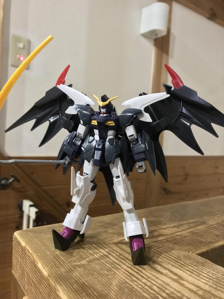 第二段階肩はコアガンダムのものに旧キットの肩を加工したものをくっつけました。膝の棘はプラ棒の軸を通してあります。また、ダクトもEW版に少し近づけていってますね。