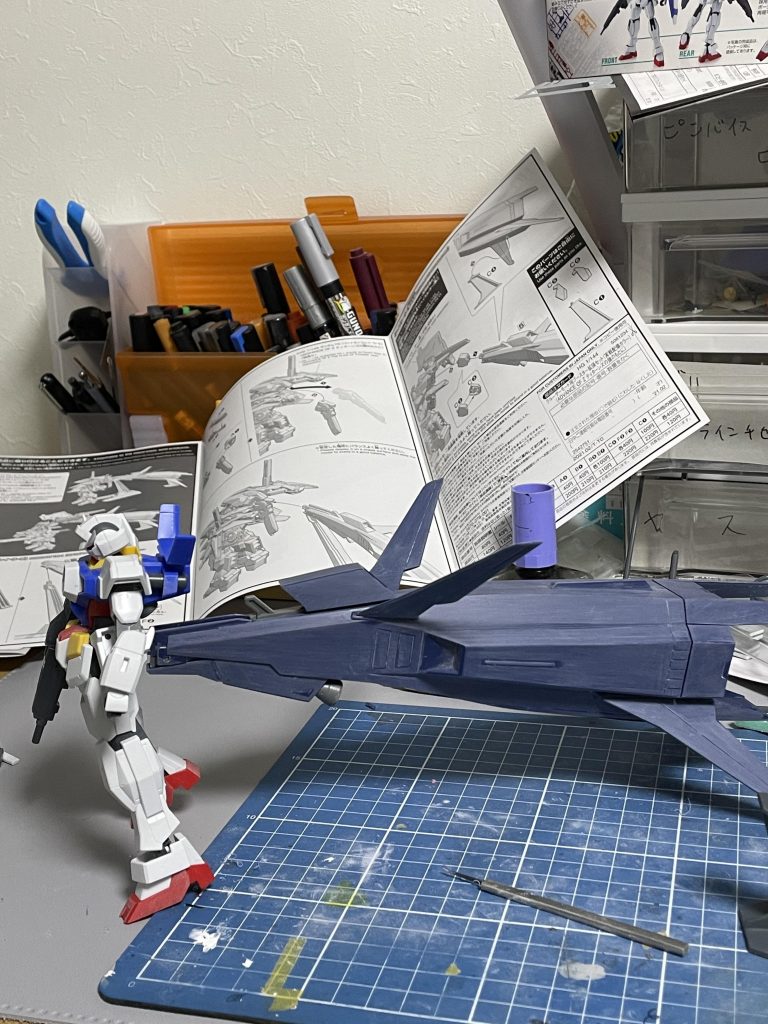 ブキヤのマルチミサイルポッドがまだ普通に手に入った時に複数買いし、デンドロっぽいの作れるんじゃないのーと思ってから数年、ようやく手をつけることにしました。その間に手に入れた様々なパーツを駆使して形作りましたが、このブースターは本当に大きくてびっくり。オロナミンCくらいあります。