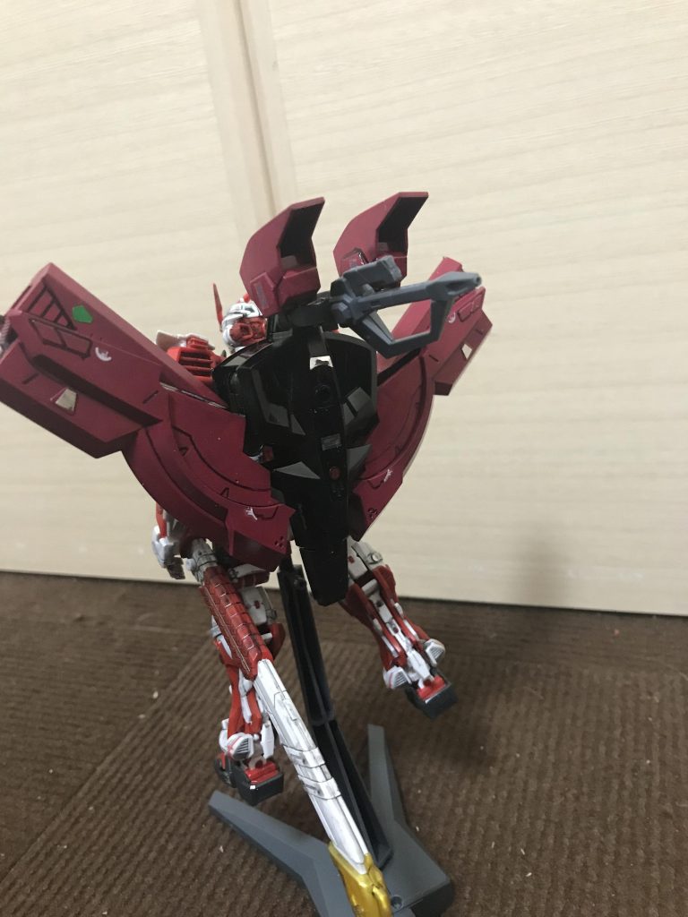 背面元々のバックパックも背負いたかったので真ん中に空いてる変な穴を削ってなんとかしました