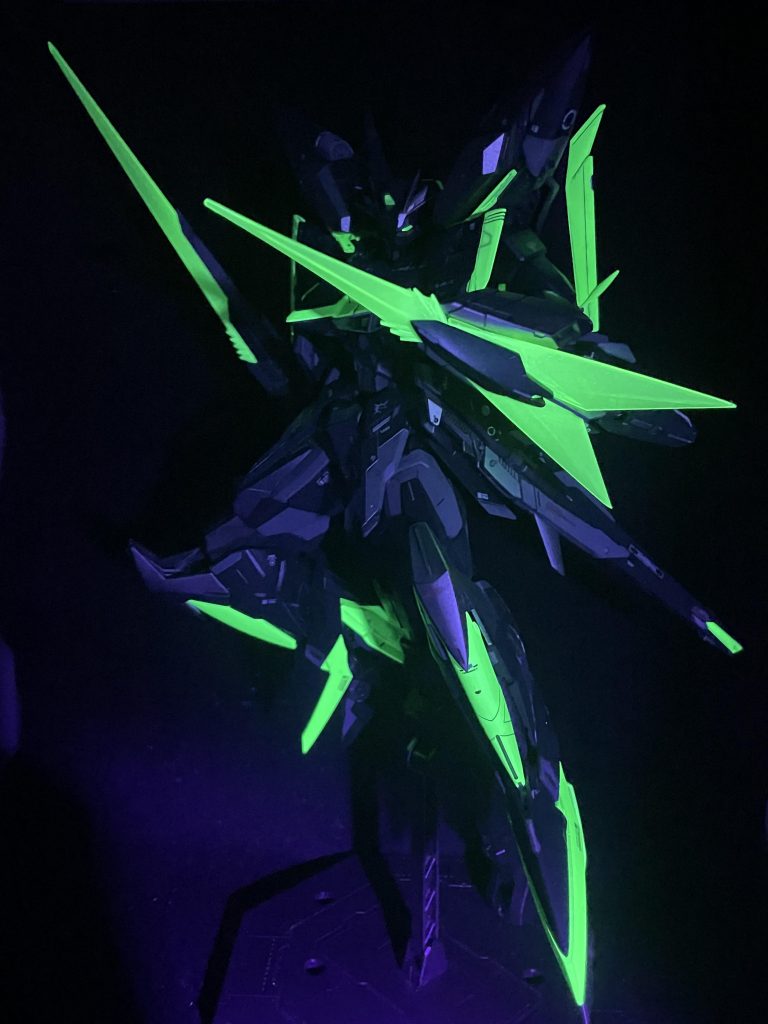 夜戦特化仕様って事で蛍光グリーンがビカビカに光ります。こんなの飛んできたら恐ろしいですね。僕なら諦めます。あ、変形は塗装派が怖くてできないです、、、まあ仮組みの時もしてないのですが...笑