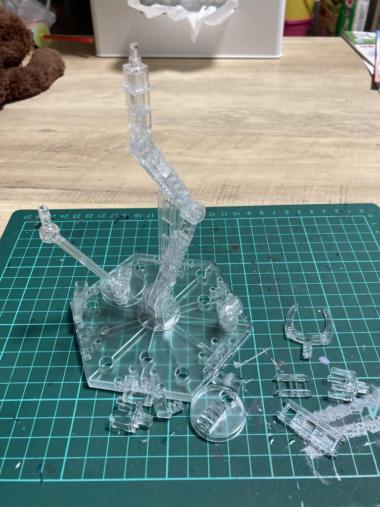 アクションベース5クリアを買ってきました。機体がちょっとは引き立つかな😊クリアパーツのゲート跡、綺麗に消したい…綺麗にクリアスタンド作れる方、コメントで教えてくだちい