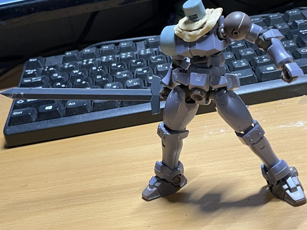 胴と腰のメス軸の中に適当なプラ板を挟んで接続自体を浅くすることで擬似的な胴体の延長をしてます。よく見るS字立ちができるようになって一気にスタイリッシュになった。、