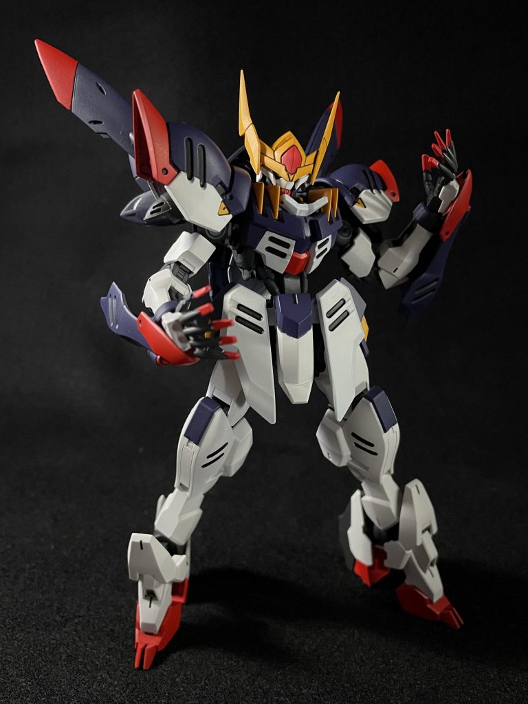 主に手を加えた箇所は踵部分とフェイスパーツのみで他は色分けの都合あわせのスジ彫りを少し施した程度です。