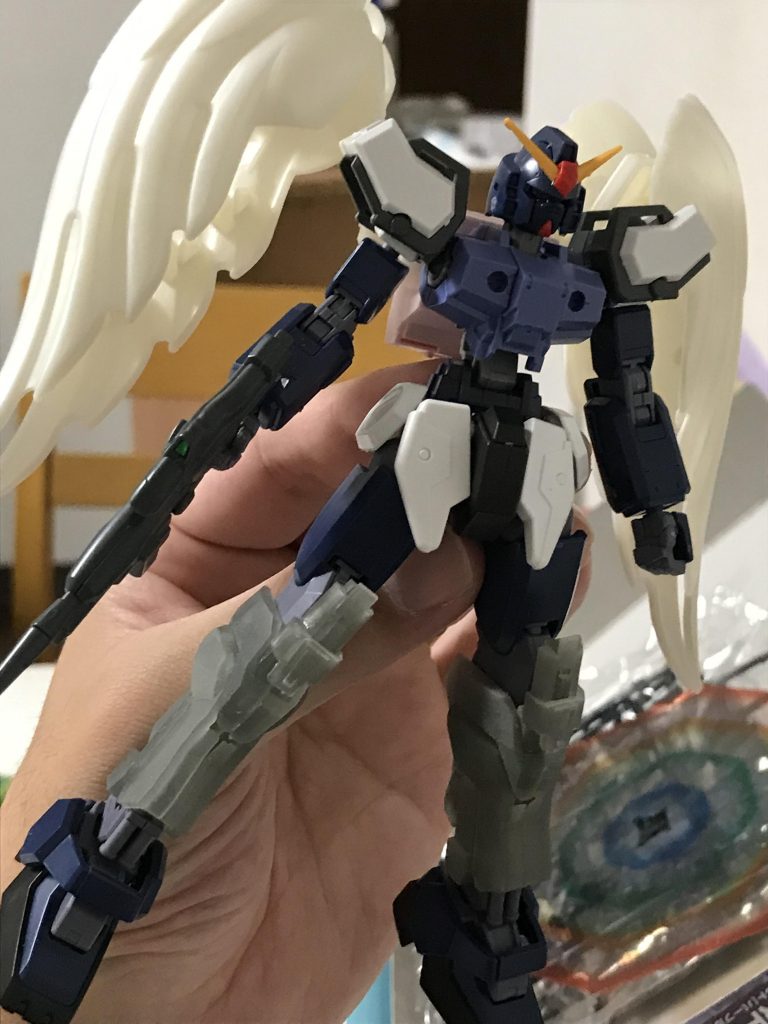 まだ胸のパーツがありませんが、この後にプリントしました。脚のパーツは、フレームをサンドイッチして、ふくらはぎ、膝アーマーを取り付ける機構でした。もっとシンプルにしよう次からは、、、と思いました。