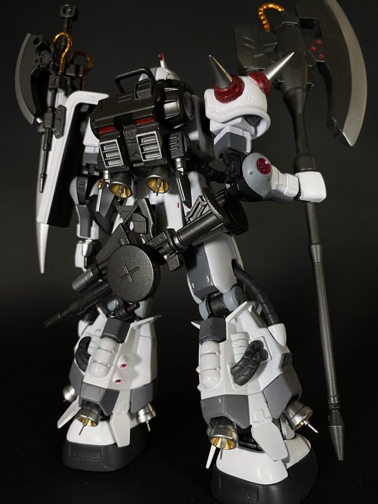 背面。マシンガンの携行はシステムウェポンのアタッチメントを加工して取り付けてみました。