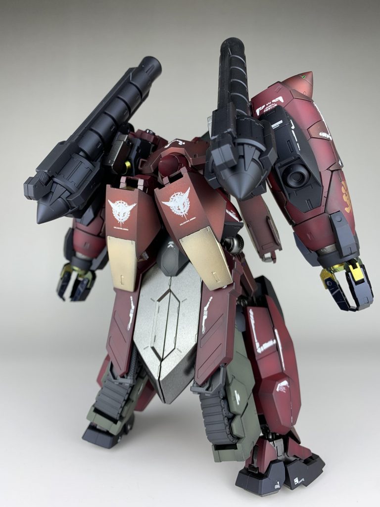 背面!フルシティのサブアームは何とか搭載したかったので、シェヘラザードのリアアーマーからジョイントを介して接続できるようにしました!ちなみに近接武装は腰部に装備されてるグシオンニッパーのみとなっており、いざという時にはこれで敵を圧壊させます😎