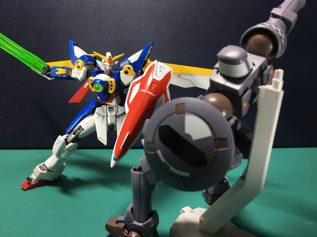 　ガンダム01ことウイングガンダムと交戦。