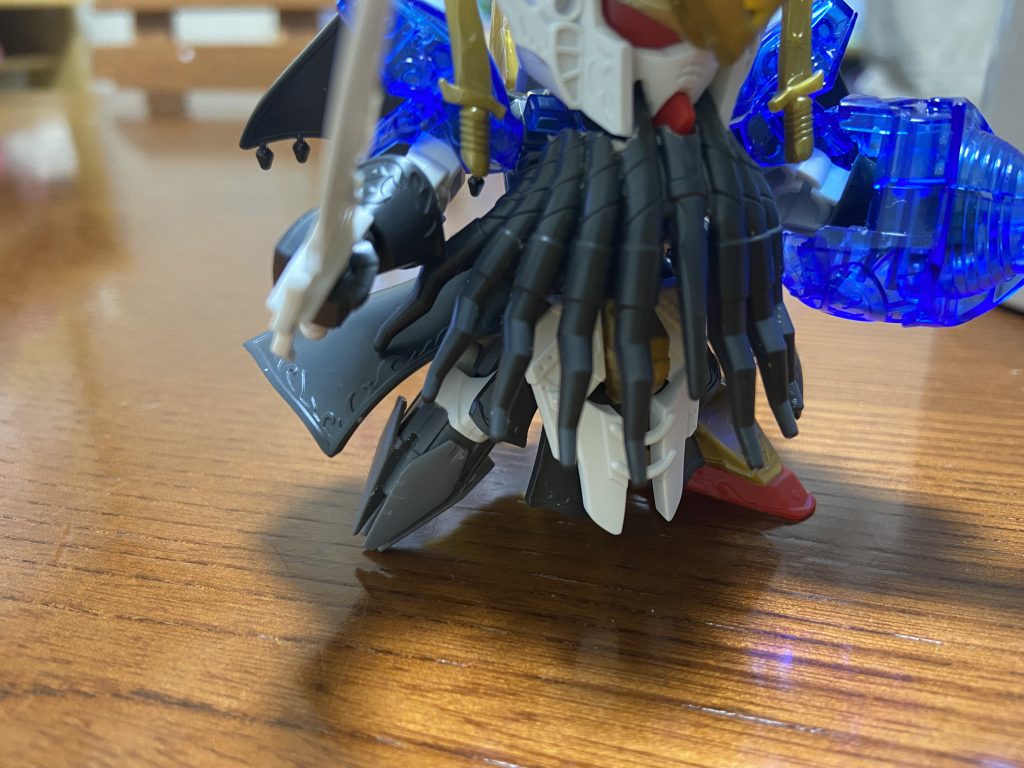 思えばエドワード製作時に机に髪パーツをポンと置いたのが始まりでした‥ディヴィっぽくね?これエドワードと並べたい!と✨エイ○アンのフェイスハガーにも見えてどっちにするか迷いましたが、まさかのサークルヒゲ企画が発生したので、製作に踏み切りました!何が起きるかわからんものよのぅ‥笑