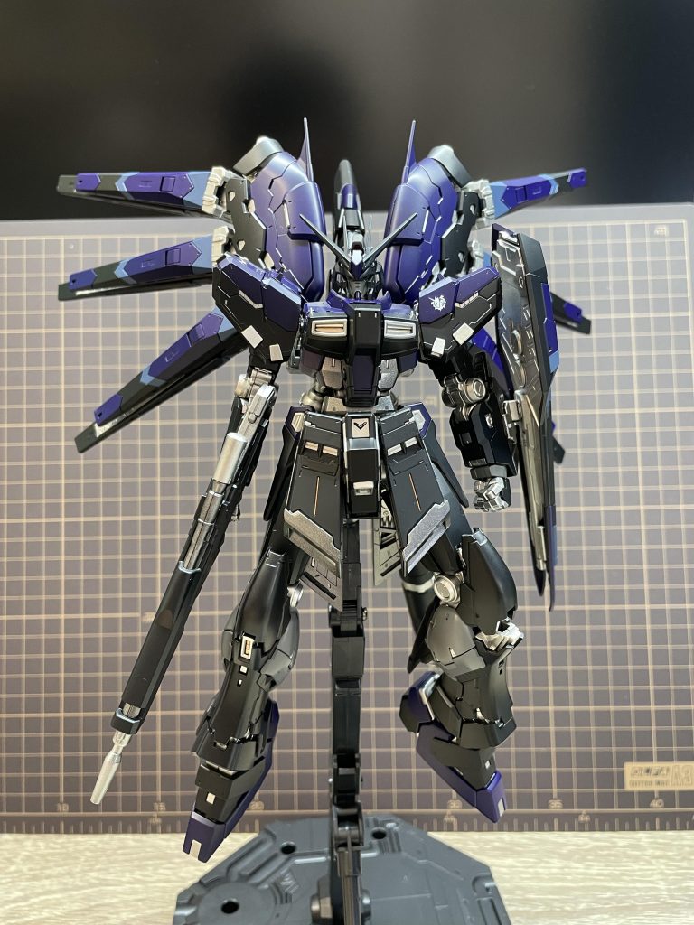 軽く動きのある写真を少々。本当はサーベルを持った写真も撮りたかったんですが、持ち手とサーベルを塗ってないのでやめました。