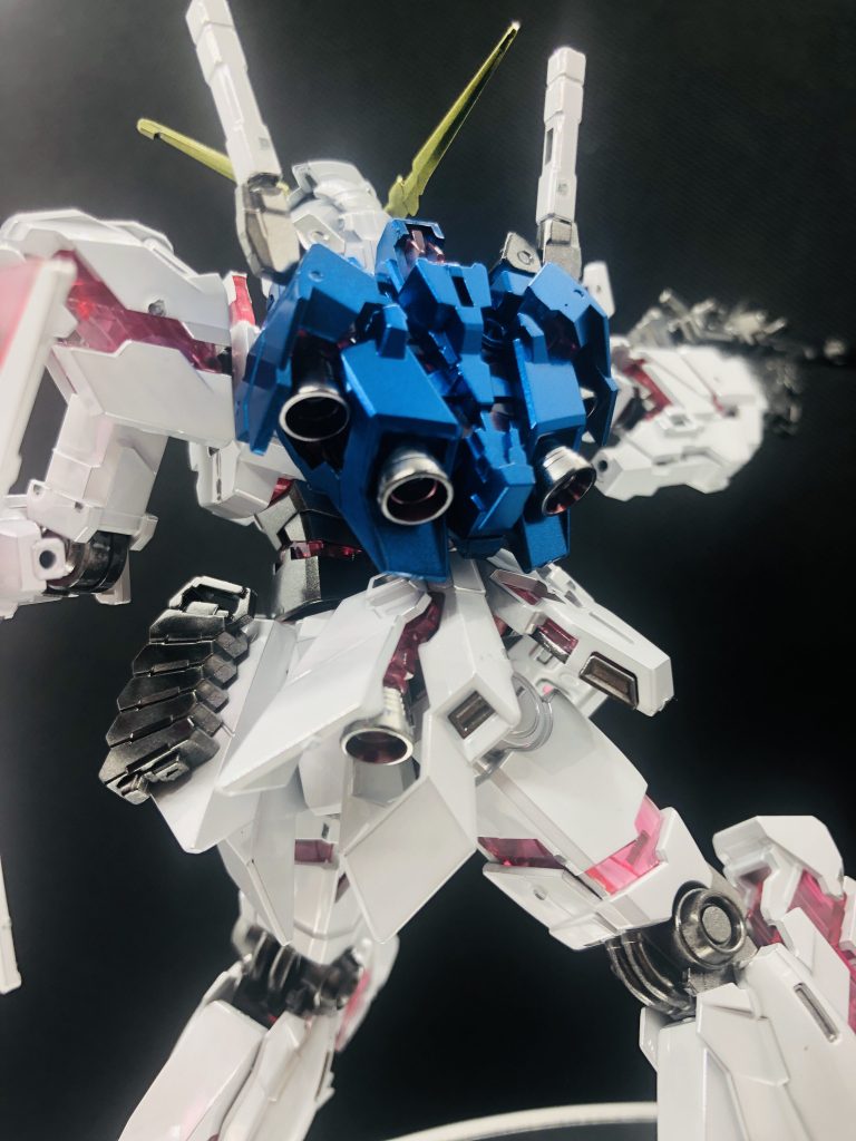 チタニウムフィニッシュはそのままでもカッコいいですね。ただ、今回は関節のグレー、青部分、角、全てメッキもしくはメタリック塗装しました。