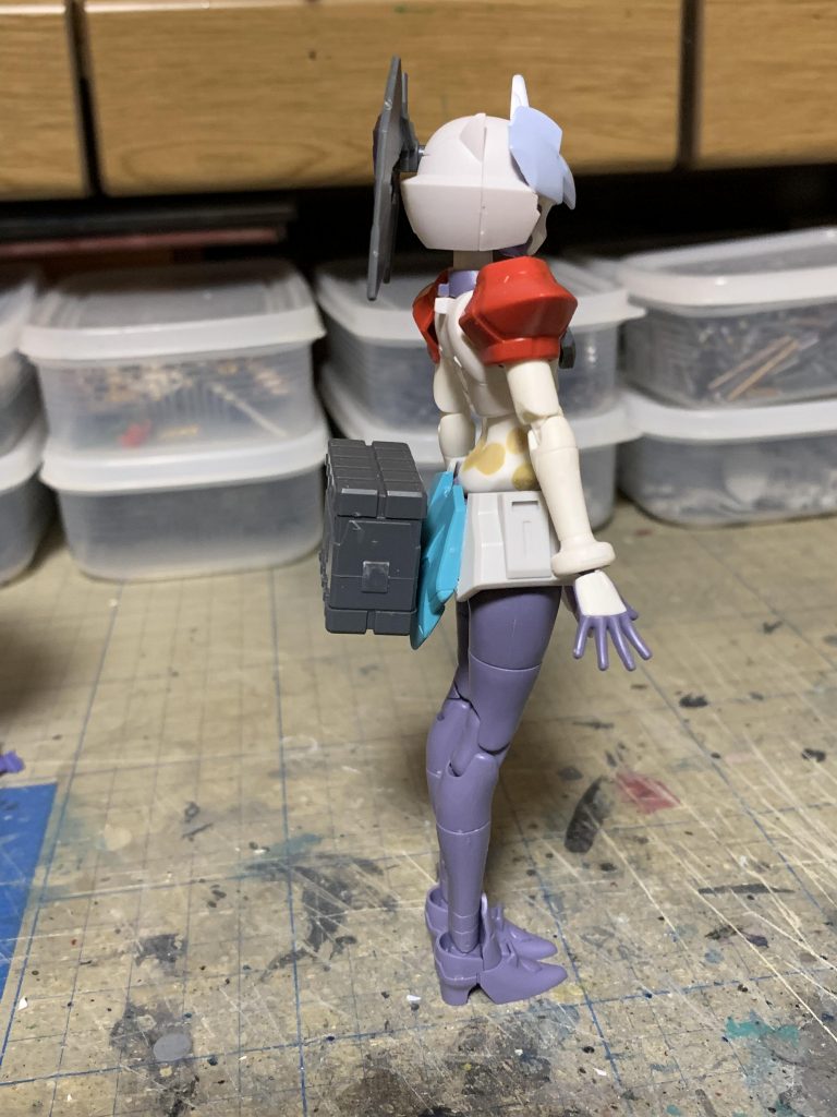 頭部はスピナティアにすげ替えました。マスク部分は削り落としてサラのマスクをはめ込んでいます。