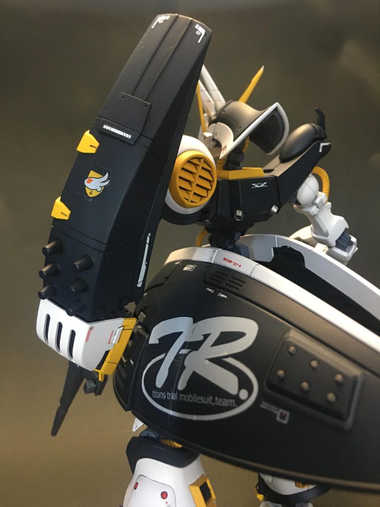 TRのロゴとウサギのシールはフライルー付属のものを使用しました。ガンダムデカール再販して欲しいですわ。各部にプラ板とスジ彫りでディテールアップしました。