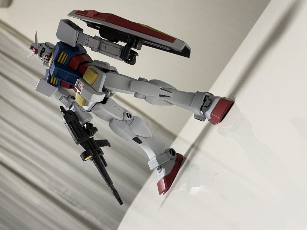 ヘルメットに詰め物をして位置も少し上げて、ツインアイの形状も少し変更しました。