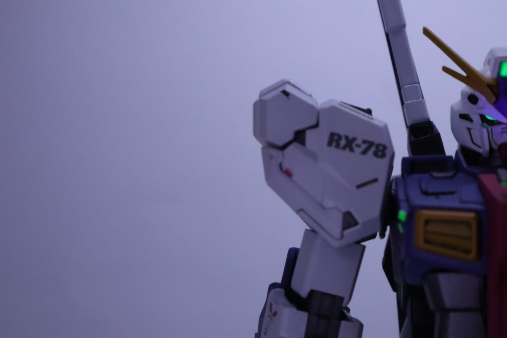 基本的にトリスタンのキットをメインに肩部分とバックパック、腰のサイドアーマーのみRGνガンダムを使用してます。誤魔化しを効かせないためにあえて武器は作らず素立ちでのかっこよさを見せるためにトリスタンはそのままです。腕関節を二重関節っぽく、肩は数ミリ上げて存在感を強く見せ、全体的に全高もあげてます。