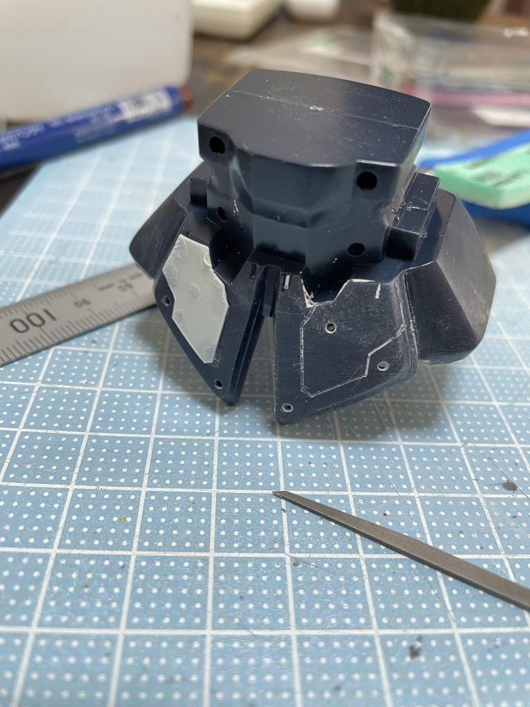 今回もバトオペ風筋彫りをフロントアーマーに追加してみました。