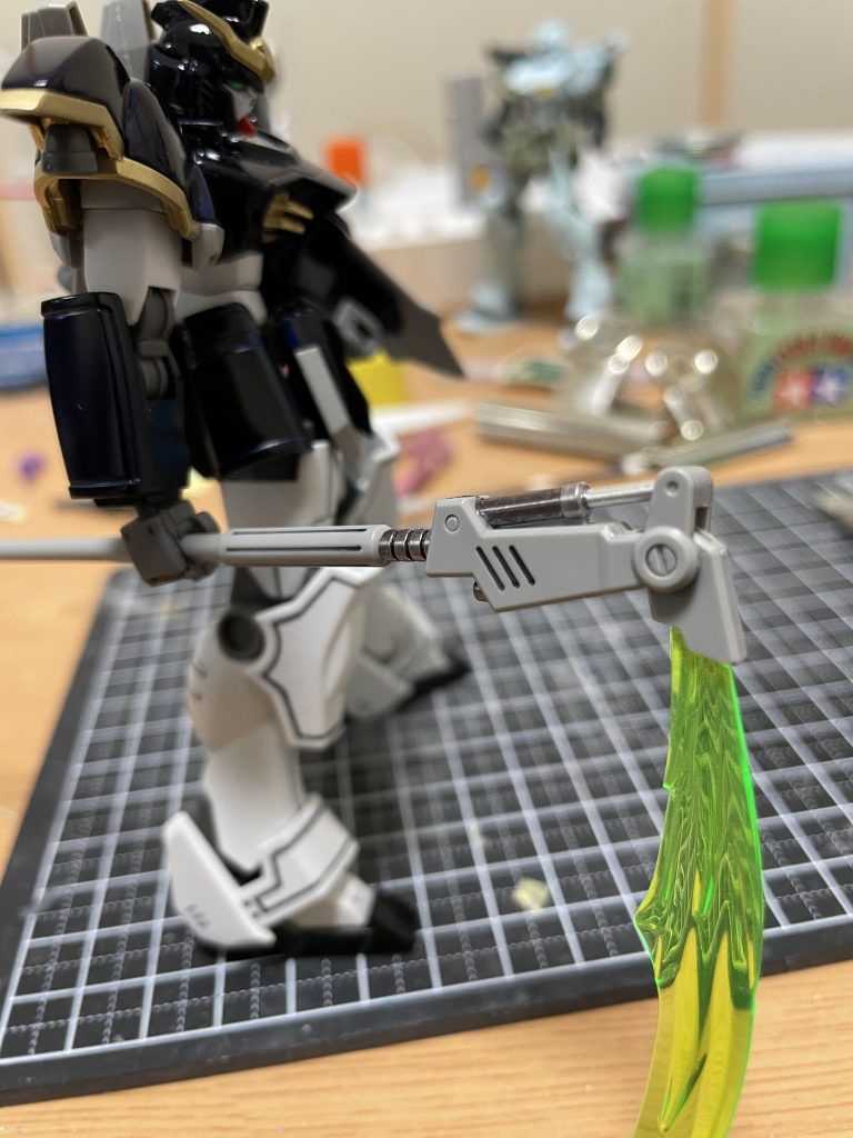 メインウエポンのビームサイズはシリンダー部分等をガンダムマーカーを塗料皿に出して筆塗りしてチープさを減らしてみました。