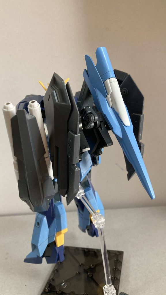 バックビューバーニアはSガンダムのものをT字の股間パーツで接続そこからスタンド接続穴にアムアムのジョイント+リゼルの機首で作ったスタビライザーをドッキングさせて作りました