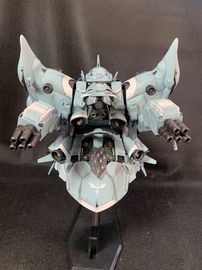 背面上部にあるのが複座兼脱出艇。ただでさえ腕と指がファンネルなのにコンテナに10個も追加で仕込んでます。サイコマシンすぎる。そして謎のコネクターソケット……これは一体!?