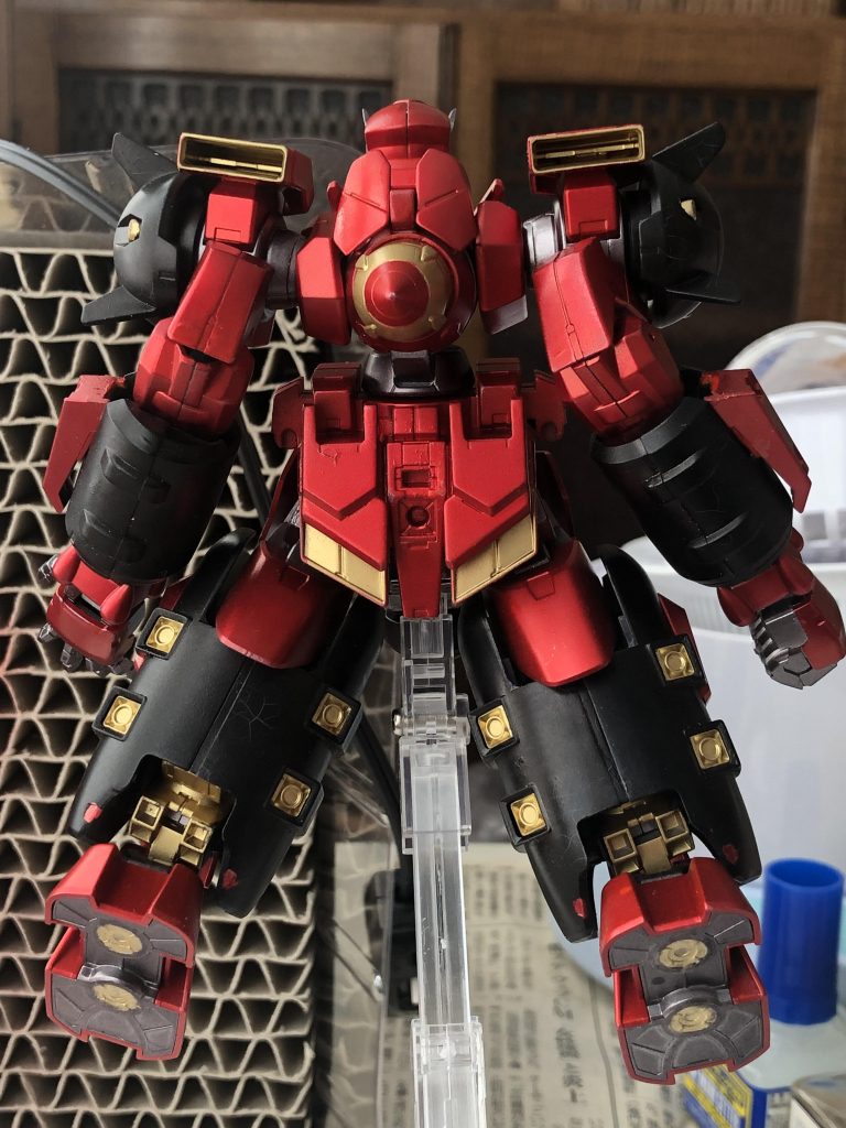 バーニア、スラスターはゴールドで塗装、腰パーツはキットの不要パーツを使いフロントアーマーを接着しました移動時はドムのホバー移動のイメージです。見えずらいですが、肩アーマーの穴3つをゴールドで塗装してます。