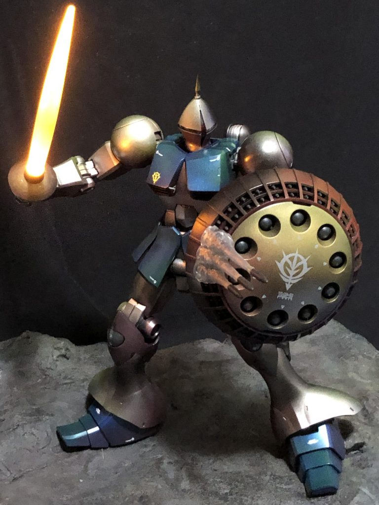 サーベルを持たせて光らせて…下から見上げるなとは逆に上から見下ろすと黄色と黄緑で少しヒーローっぽく見える様に色をかけてみました