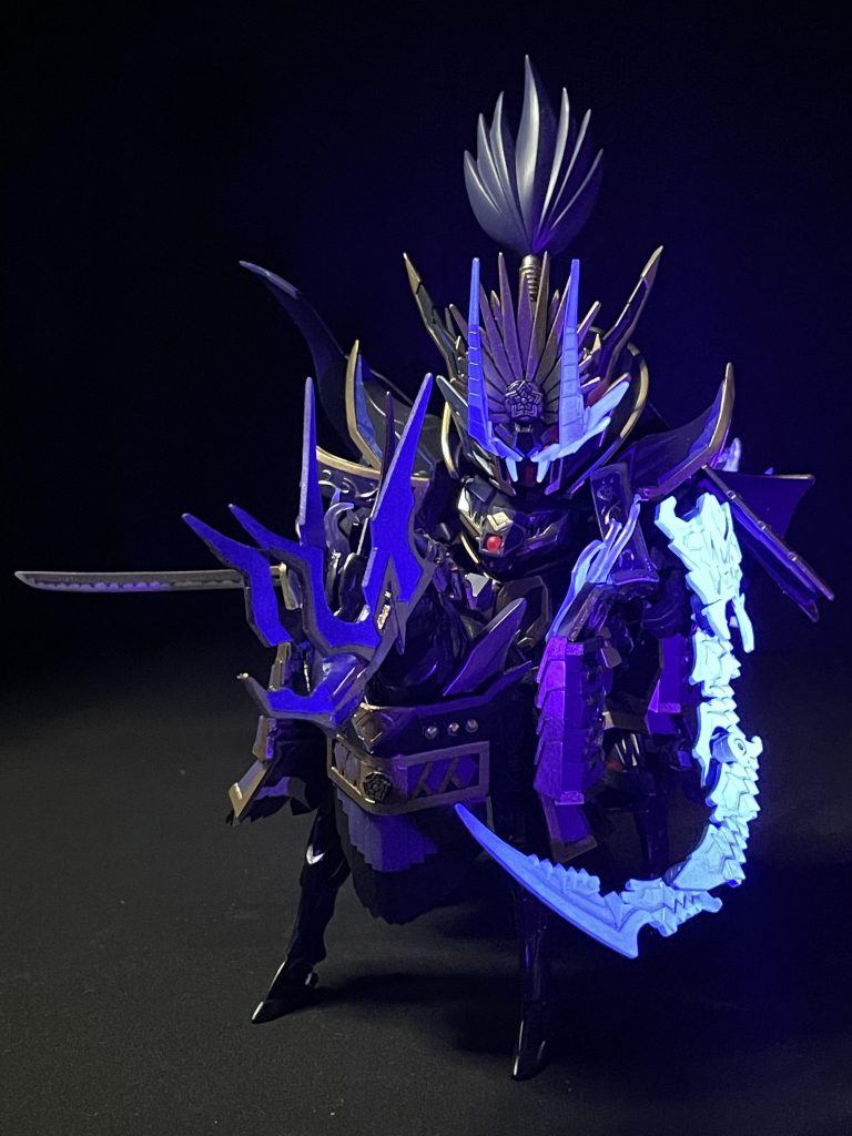 こちらの劉備と同じく、信長のマスク、ヒートロッド、軍馬のマスク、炎っぽいエフェクトは蛍光塗料「ブラックライトペイント ルミネ」で塗装してあり、ブラックライトで照らすと青や紫に発光します。