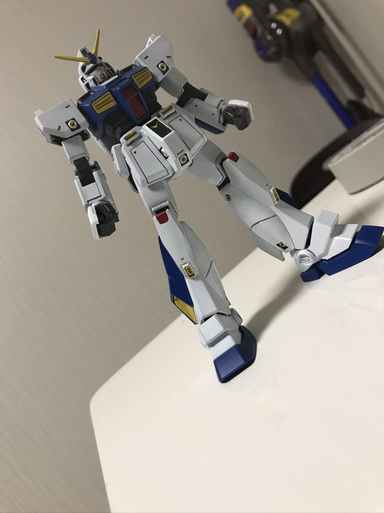 稼働は古いキットなのでイマイチですが、プロポーションはとてもアニメっぽい気がします。ガッシリして好きです。冷たい印象があったので、ホワイトはブルーを少量入れ、青も暗めにしています。アーマーは塗装ハゲ怖くて作ってないです。