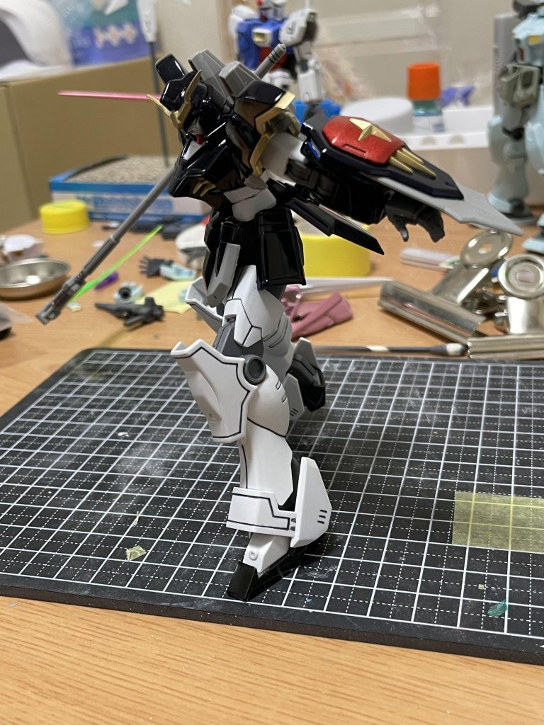 肩のゴールド部分はガッツリ合わせ目が出ており流行りの段落ちモールドで気楽にやろうと思いましたが、今回はしっかり合わせ目を消す練習をして肩アーマーをスッキリとした仕上げにしました。