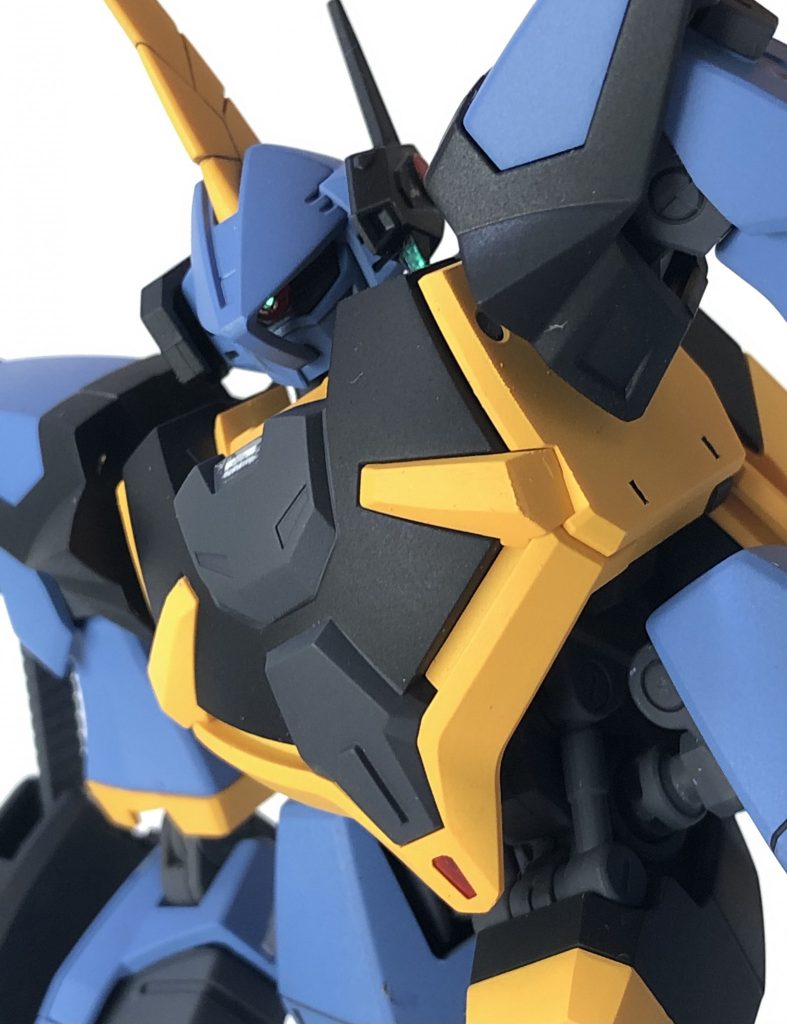 モノアイの真ん中に100均の装飾テープを仕込んでみました、たまに光りを拾います。