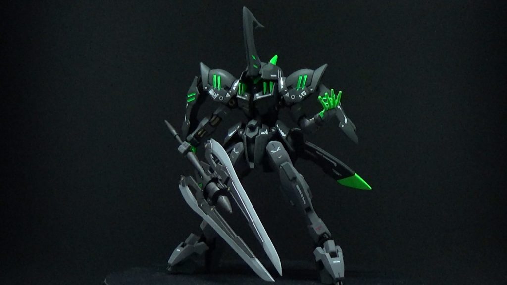 アーマー展開時は防御力と大剣の重い一撃を生かした戦闘を行います。