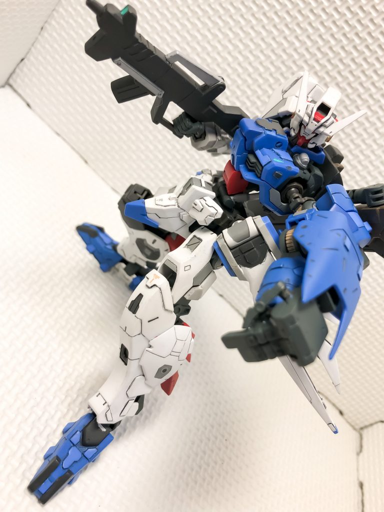 サブナックルは、指三本は、独立可動なので、デモリッションナイフを持つ際や、写真のような打撃にも絵になっていい感じです。