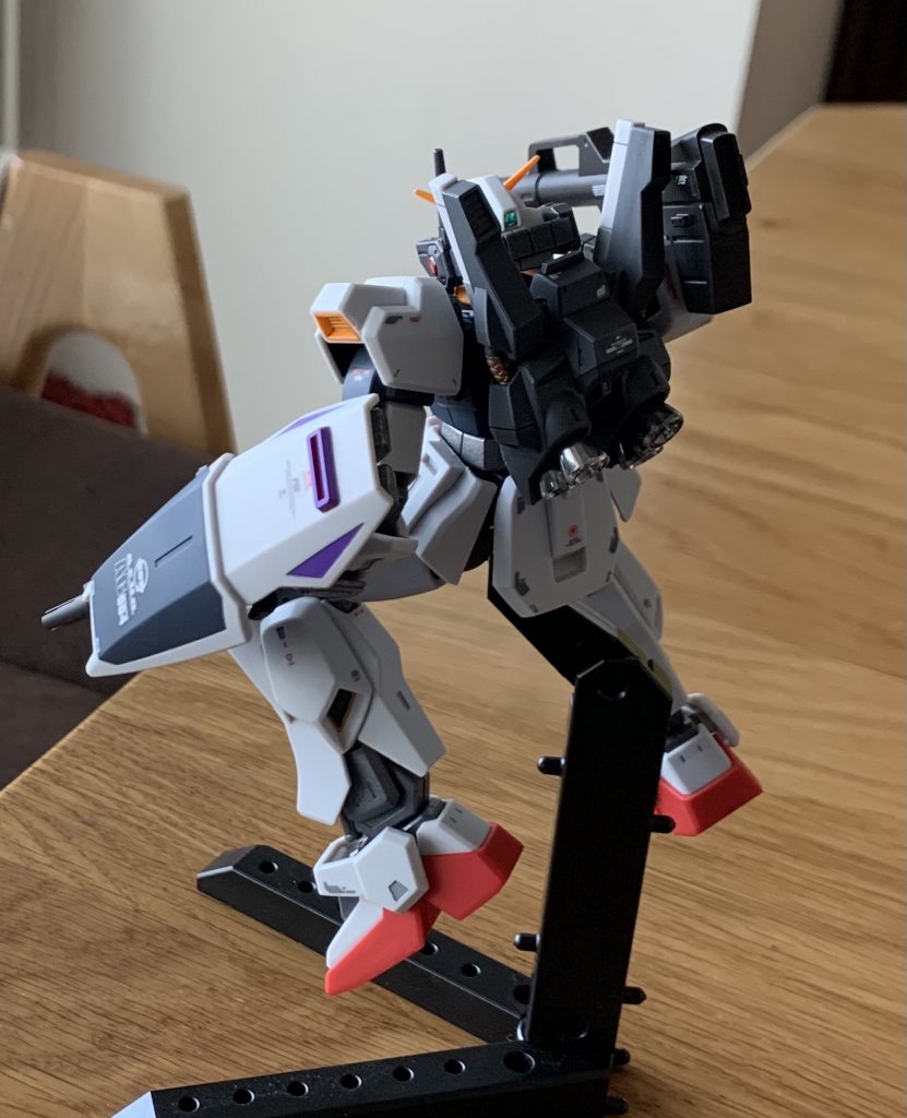 わかりにくいですが、バーニアはガンダムマーカーのメッキシルバー直塗り。ギラッギラです。また、センサー類はミラージュシールを貼ってみました。キラッキラします。