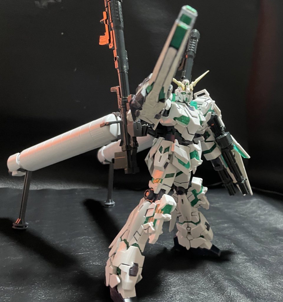 アームド・アーマーBSを構えて敵機を狙撃をするFAユニコーン（改修機）です。