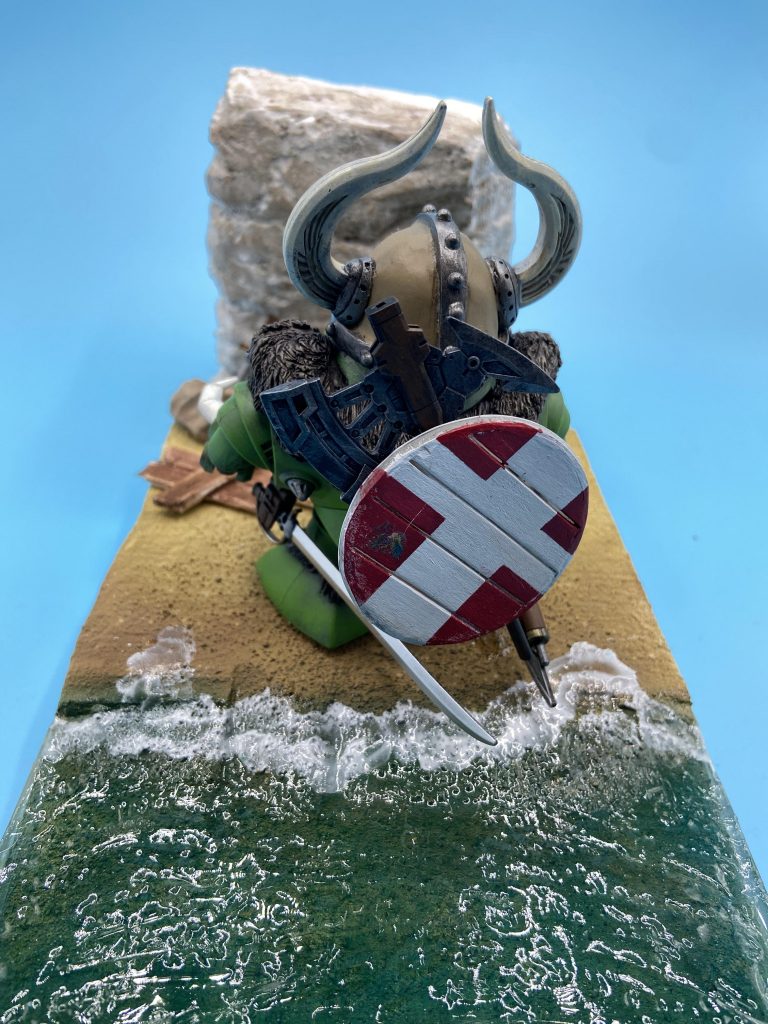 背中にはラウンドシールドが接続可能。バイキングアックスを背負えます。