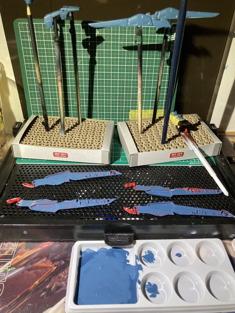 赤い翼を青にするのに何日間か筆で重ね塗りをしました!