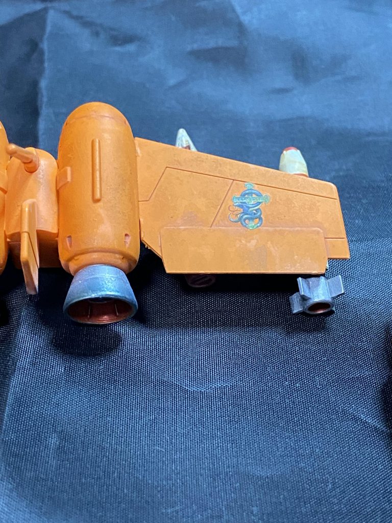 ジェットパックにもシーサーペント隊のデカール貼り!ノーマルハイゴッグでは大型肩アーマーで水中での抵抗を軽減して機動しているが、ないのでジェットパックと脚部補助推進器で水面近くを機動!その際の攻撃力UPの為ミサイル等を懸架しています。