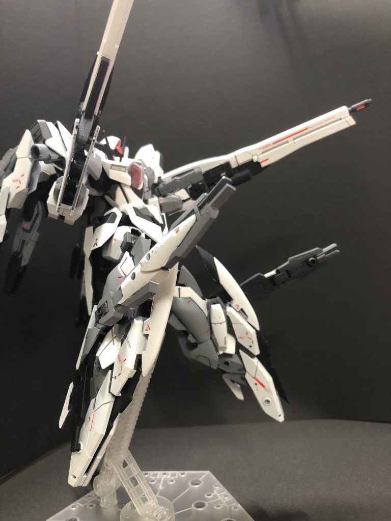 副兵装として、追加された脚部に展開式のGNショックカノン。接近され取りつかれた時に距離を取るために使うイメージ。緊急的使用なのに展開式で大丈夫なのかはわかりませんが。。。(笑)