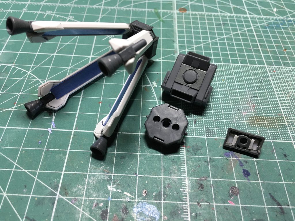 ジャンクになるレオパルド・ダ・ヴィンチのバックパックも製作。スカルウェポンのパックと組み合わせ、干渉を回避しつつさらに盛れるようにしています。 塗装は全てガンダムマーカーです。本体がシンプルな配色なので、塗り分けを追加しています。黒=ガンダムマーカー ガンダムブラックグレー=同ジオングレー さーて本命のお題キットに取り掛かるとしましょう。