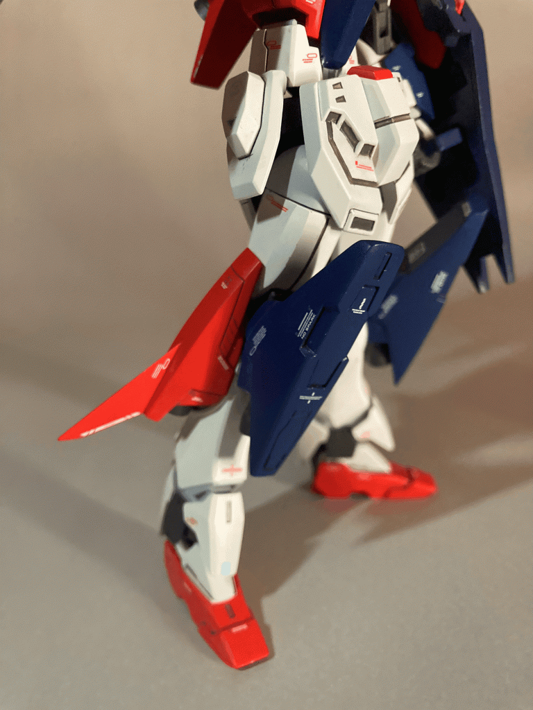 自分のこだわりとして太ももが丸みを帯びていたのでプラ板でC面を作り角ばらせましたあとはつま先にスリッパ形状を追加