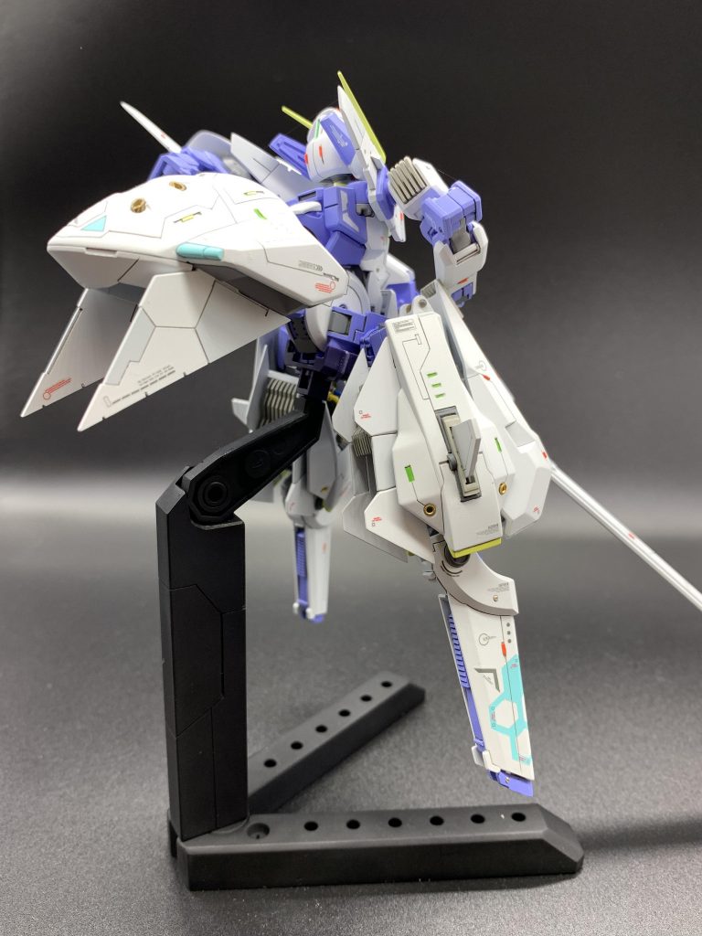 太腿裏、肩裏が寂しかったのヒートシンクを施しています。肩裏は武器パーツがハマる部分でもあったので、ヒートシンクを入れるかどうか悩みましたが、結局後の事は考えずとりつけてしまいました(・_・;