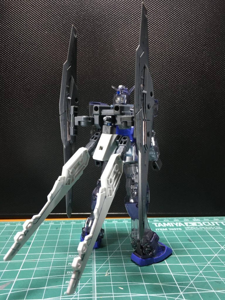 このバックパック、元はと言えばエントリーグレードガンダムをジャンクパーツを盛って改造しようと思っていて、その一環でバックパックだけ先行で構想していた物になります。 当初はバインダーガンやビルダーズパーツHDのMSウイング01などを付けようと思ってて悩んでいましたが、あるバーチャルモデラーさんの定期配信でリスナーさんも含めアドバイスを頂いたところ、「RX-78はシンプルなデザインなので羽は似合わなさそう」、「やっぱキャノンでしょ」といったご意見を頂いて今の形に。