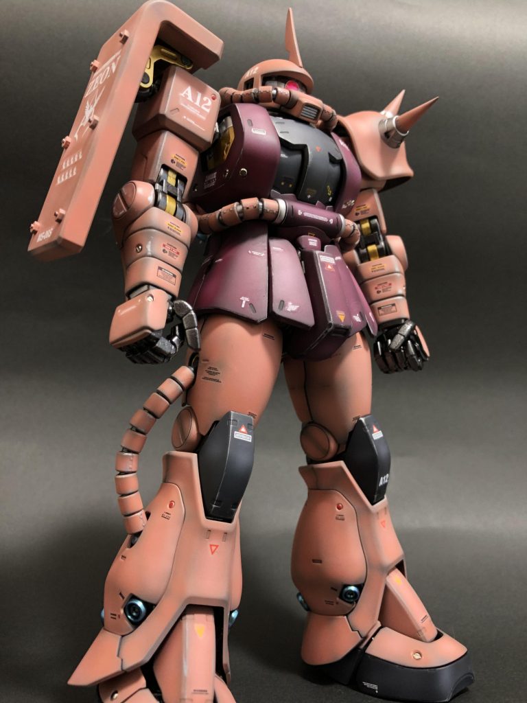 武器を外した素立ちを😁カラーはガンダムカラーを使用しました。スパイクはビルダーズパーツに変更し、モノアイはHアイズとSPプレートに変更しました。頭部のひさしの部分は肉抜き⁉️なのか気になったのでパテで埋めました。関節にゴールドを入れる事でアクセントにしました😁