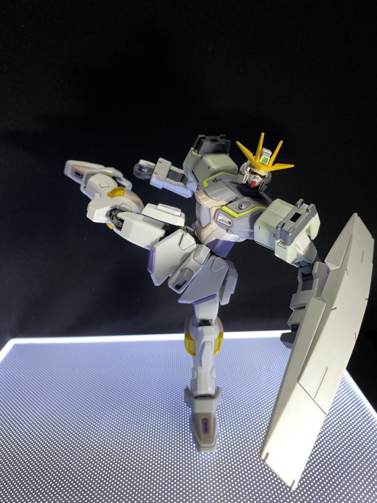 ジャスティスナイト譲りの開脚性能を活かしたハイキック。