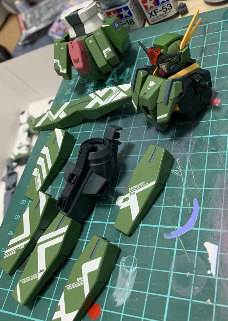 シールドビットのデカール貼りが難しかったです