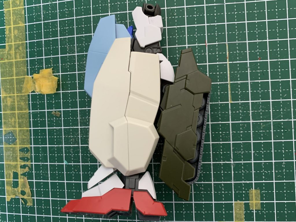 これが折りたたんだ状態です!靴部はMGエクシアのものを使用しており、エクシアの足関節の凸ボールジョイントの口径がセラヴィーの足のポリキャップにピッタリだったので無加工で取りつけることが出来、どっしりしてかつスマートな足に見えるようになったかなと思います😎