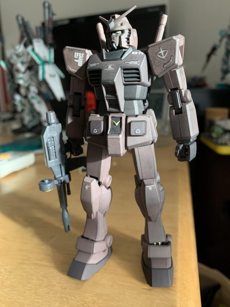 つや消しトップコートかけたら割とシックでこれはこれでアリ素組みなのでポーズは仁王立ちが精一杯。