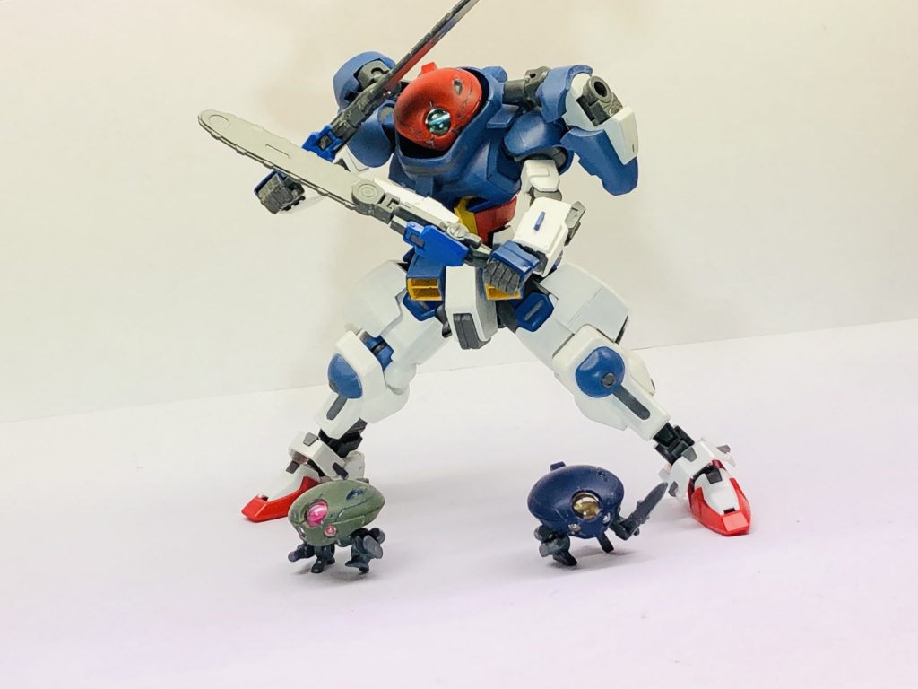 武装はキングゲイナーのパクリでチェンガン。両肩のグリモアヘッドは分離して自律支援してくれます。